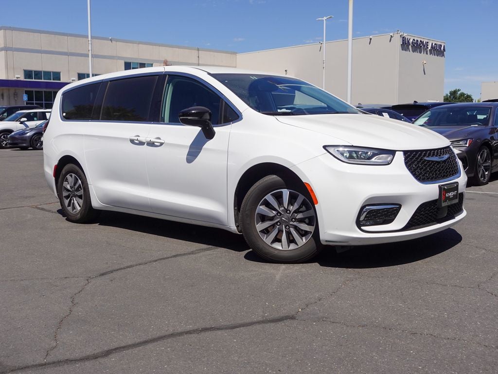 2024 Chrysler Pacifica Hybrid Select