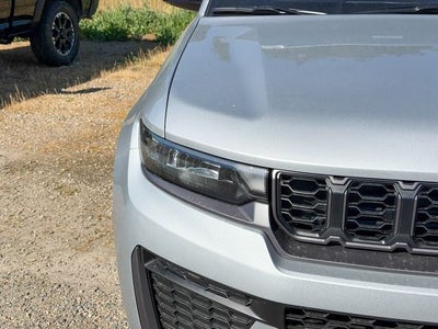 2026 Jeep Grand Cherokee Laredo Altitude