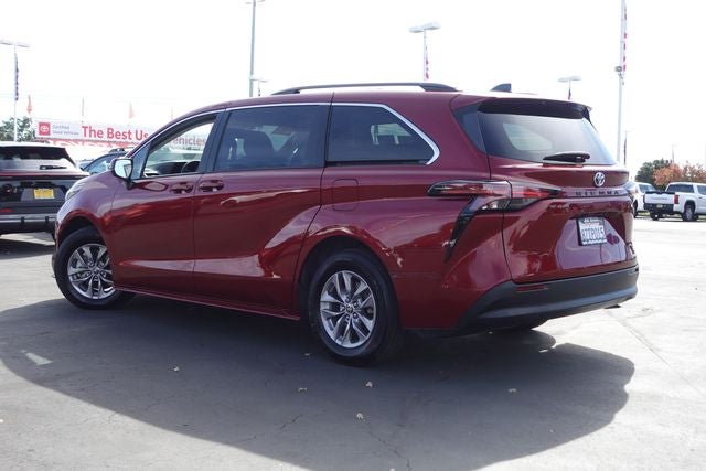 2022 Toyota Sienna LE 8 Passenger
