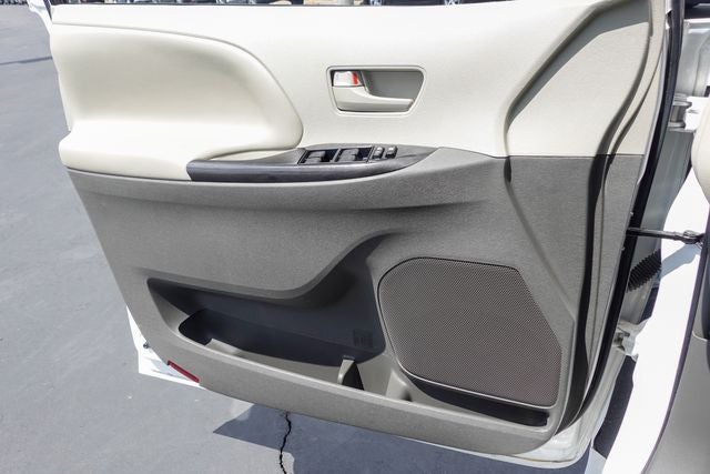 2013 Toyota Sienna LE 8 Passenger