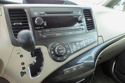 2013 Toyota Sienna LE 8 Passenger