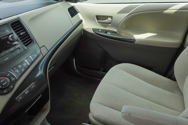 2013 Toyota Sienna LE 8 Passenger