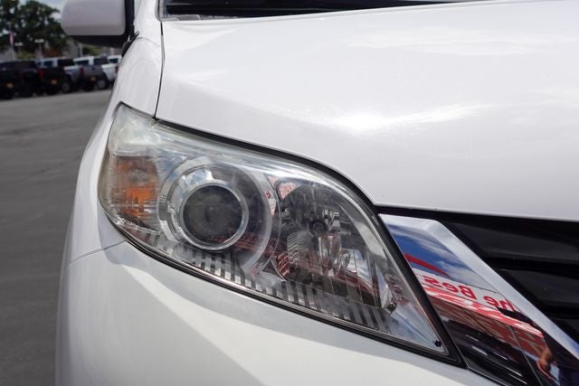 2013 Toyota Sienna LE 8 Passenger