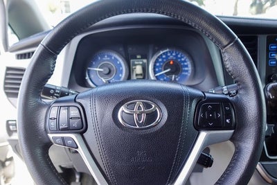 2017 Toyota Sienna XLE Premium 8 Passenger