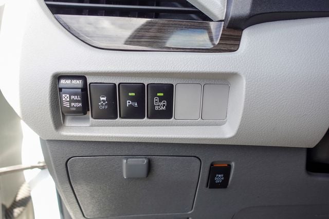 2017 Toyota Sienna XLE Premium 8 Passenger
