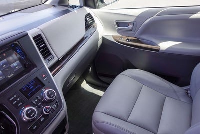 2017 Toyota Sienna XLE Premium 8 Passenger