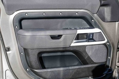 2023 Land Rover Defender SE