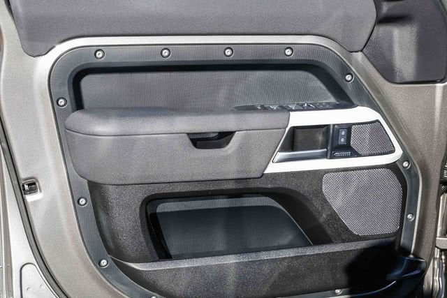 2023 Land Rover Defender SE