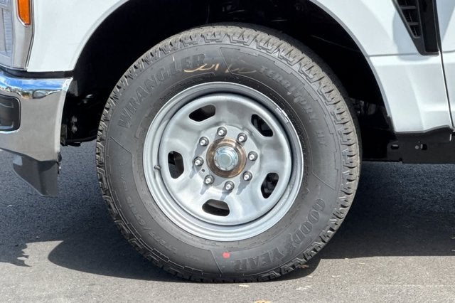 2027 Ford Super Duty F-350 SRW 2WD SuperCab 168 WB 60 CA