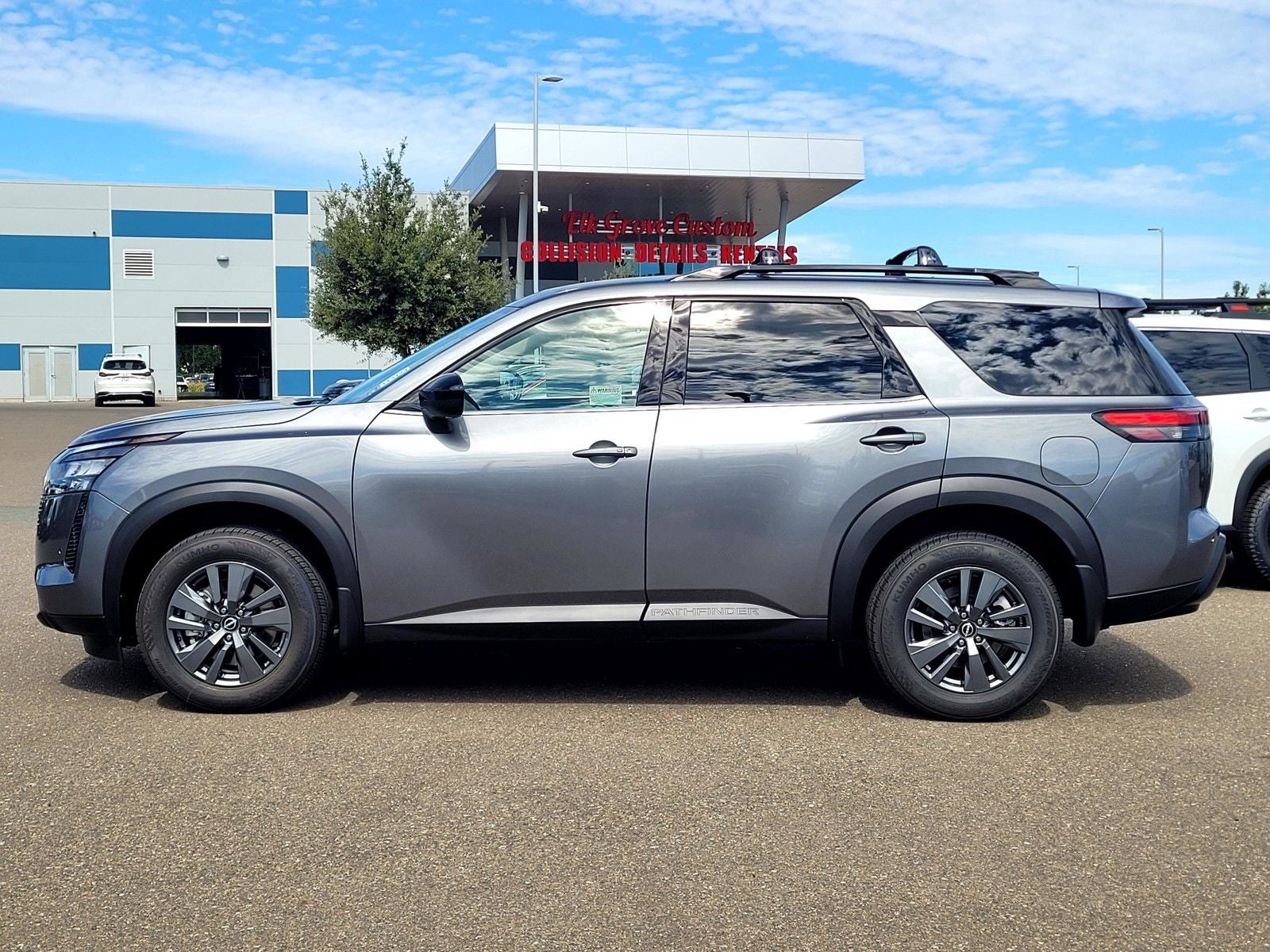 2026 Nissan Pathfinder SV
