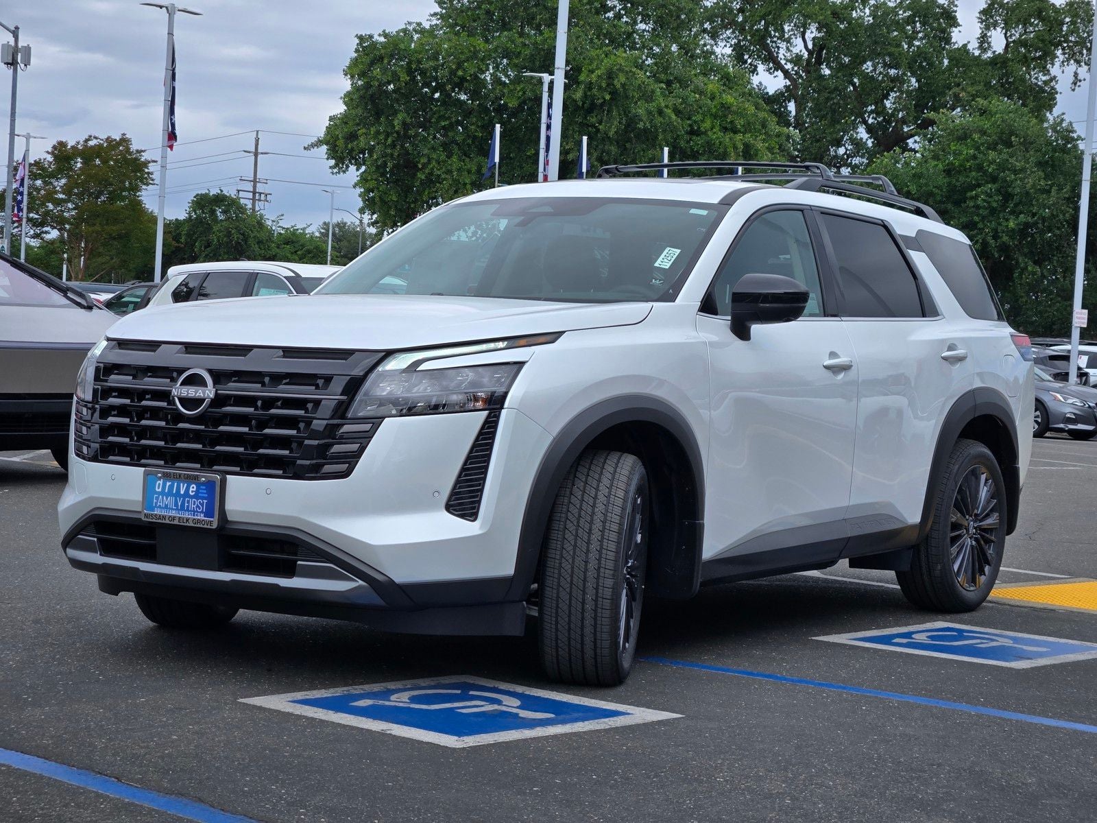 2026 Nissan Pathfinder SL