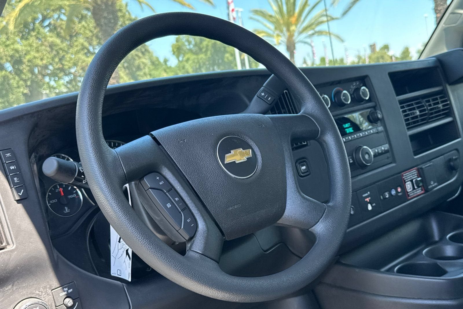 2025 Chevrolet Express Cutaway 3500 1WT