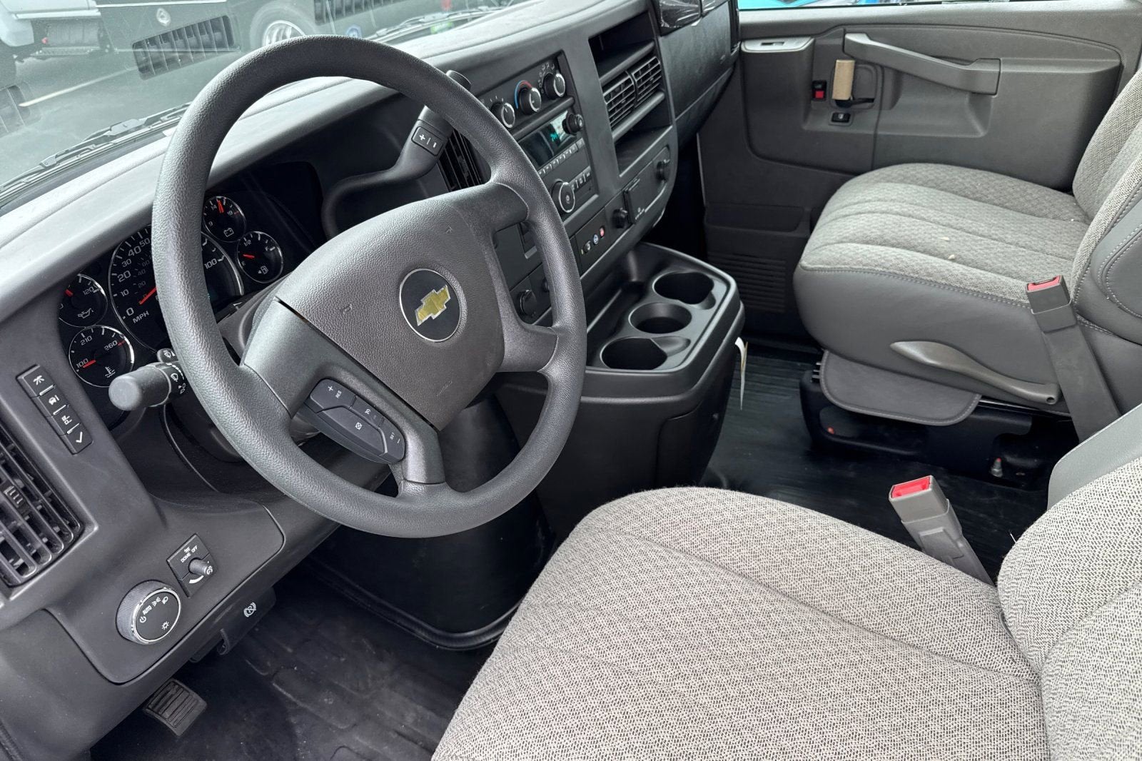 2024 Chevrolet Express Cutaway 3500 1WT