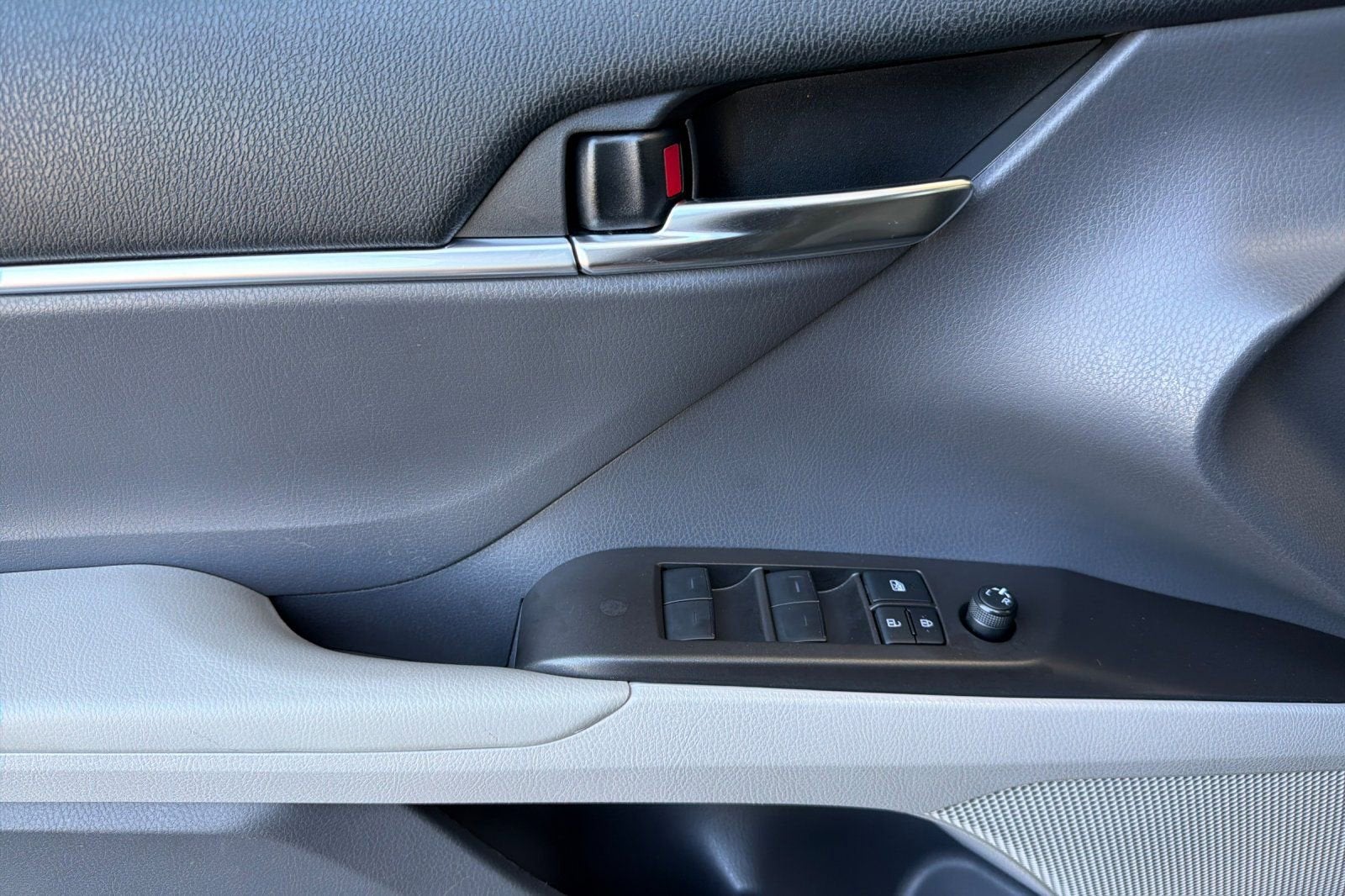 2022 Toyota Camry Hybrid SE
