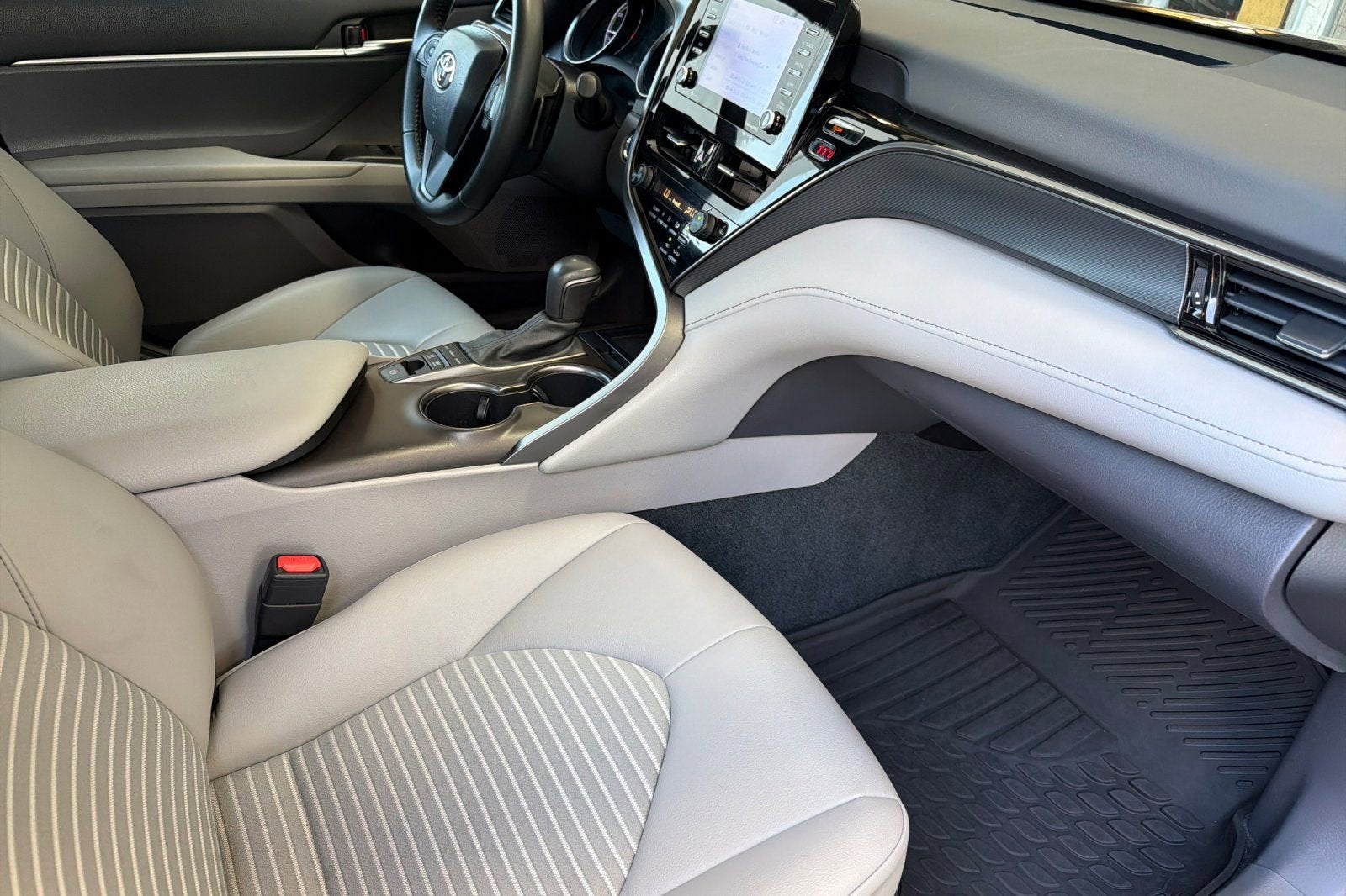 2022 Toyota Camry Hybrid SE