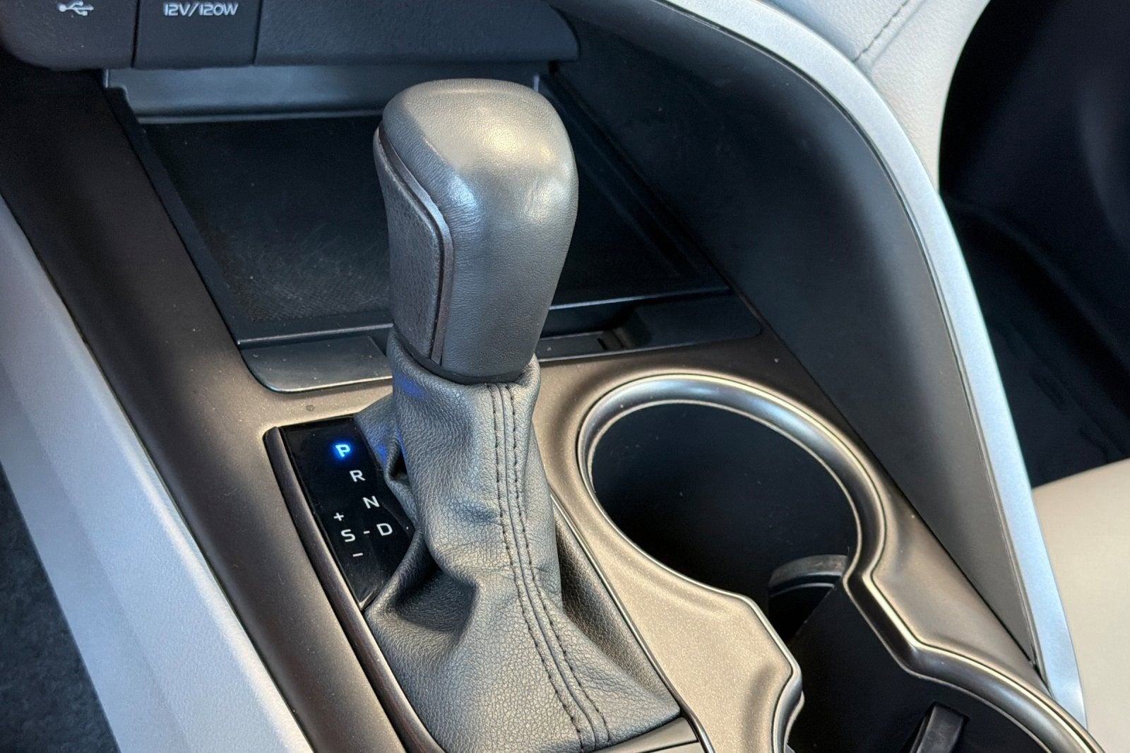 2022 Toyota Camry Hybrid SE