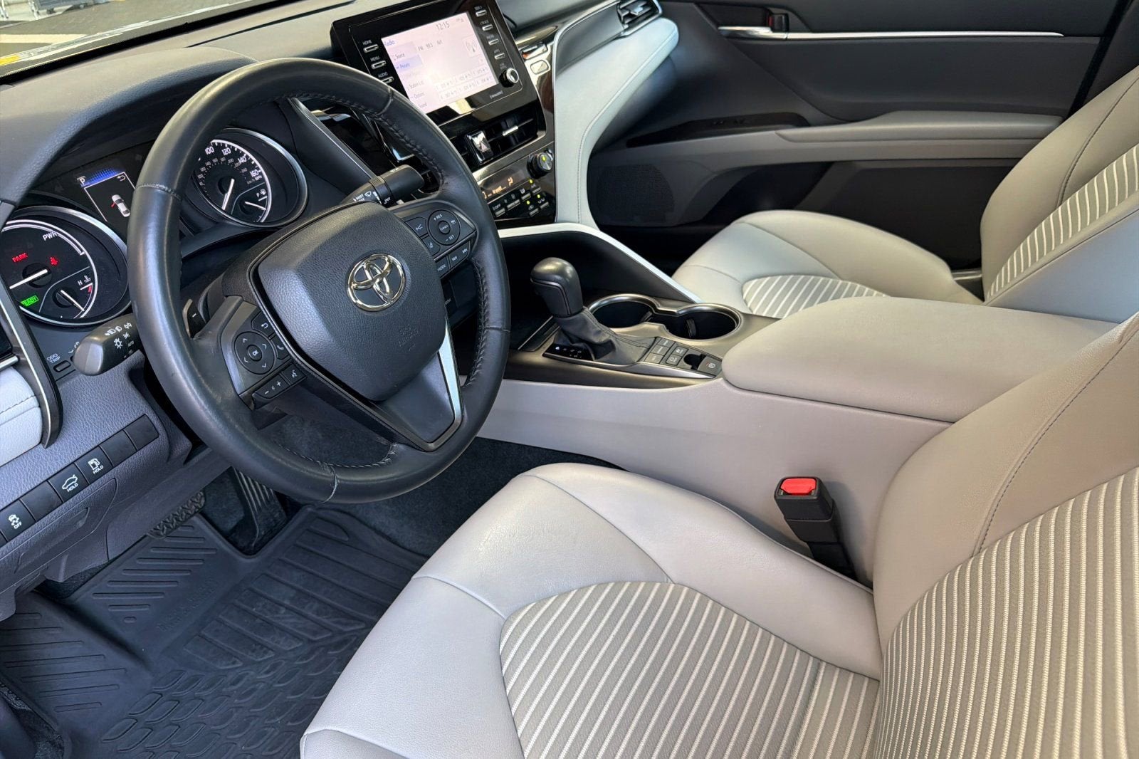 2022 Toyota Camry Hybrid SE
